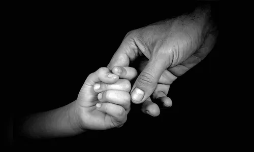 Deixar criança sozinha no veículo ou em condomínio pode dar multa