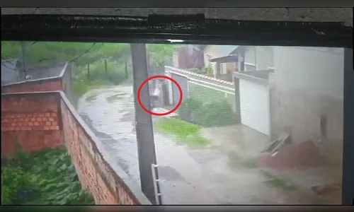 Homem cai em manilha de esgoto e morre afogado; vídeo mostra queda