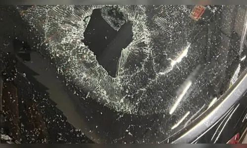 Mulher acusa ex-marido de quebrar o vidro do carro do atual namorado