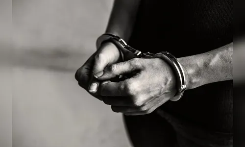 Homem é preso após ameaçar atear fogo na casa e matar esposa