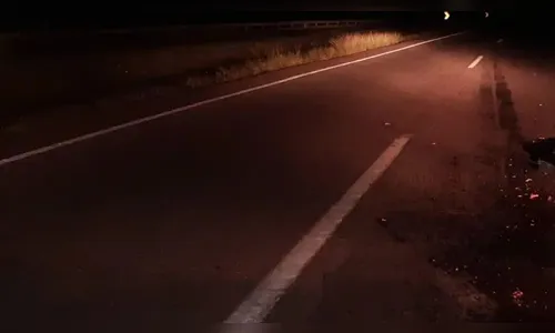 Motociclista empina moto, passageira cai e morre atropelada por ônibus