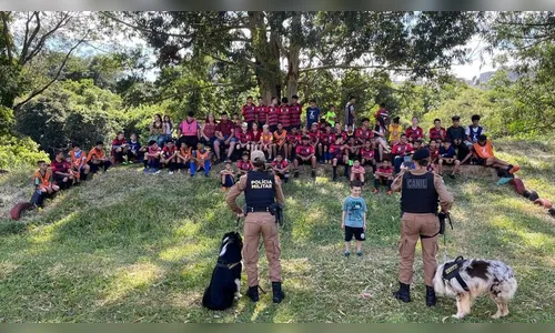 Equipe de Cinoterapia do 10º BPM visita projeto social em Apucarana