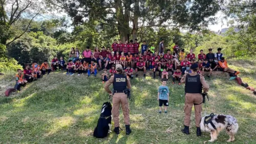 Ação foi realizada no campo da escolinha, no Tancredo Neves