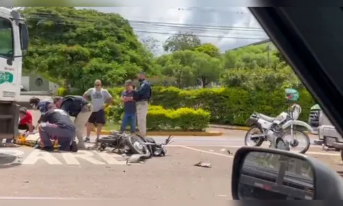 Motociclista fica ferido após colisão com caminhão em Apucarana