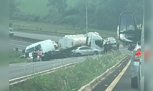 Caminhão, van e quatro carros se envolvem em acidente em Rolândia
