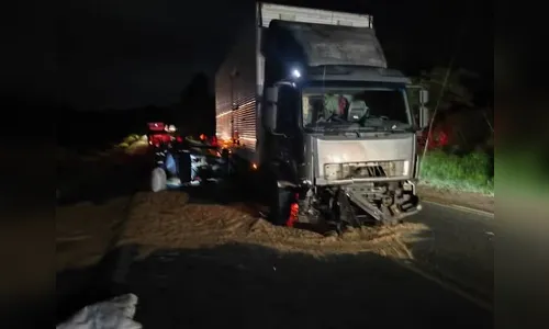 Jovem de 23 anos morre em colisão frontal entre carro e caminhão no PR