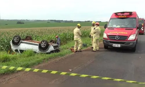 Professora morre após ser ejetada de carro durante acidente no PR