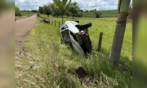 Carro capota e motorista fica ferido em São João do Ivaí