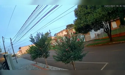 Câmera flagra carro atingindo moto no PR; homem de 53 anos morreu