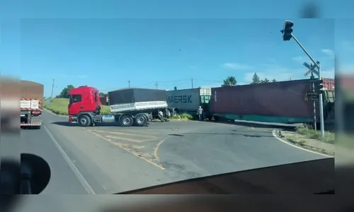 Carreta 'parte ao meio' após colisão com trem no Paraná; veja vídeo