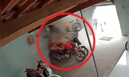 Chocante: moto desgovernada invade estabelecimento em alta velocidade