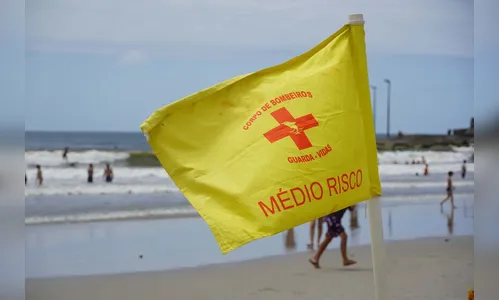 Bandeiras na orla ajudam a orientar banhistas no PR