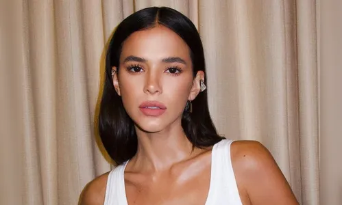 Barriga de Bruna Marquezine rouba a cena em show de Anitta; veja