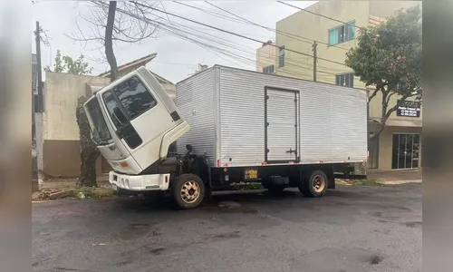 Caminhão com estofados furtado em Arapongas é recuperado em Apucarana