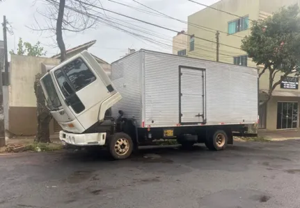 Caminhão furtado foi encontrado no Parque Industrial Norte