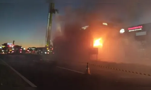 Caminhão que transportava ácido pega fogo na PR-317 em Maringá