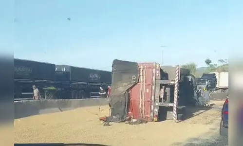 Caminhão carregado com soja tomba na BR-376 em Mauá da Serra
