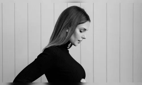 Grávida pela terceira vez, Carol Celico exibe a barriga em crescimento