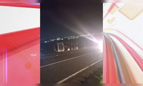 Casal fica ferido após carreta tombar na PR-444 em Arapongas