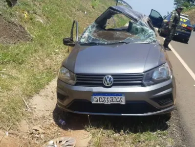 Carro ficou com a parte de cima completamente danificada