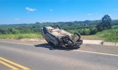 Mulher fica ferida após perder o controle do carro e capotar na PR-364