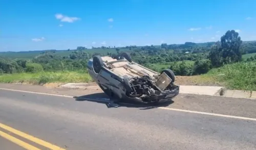 Carro ficou de ponta cabeça na pista após o acidente