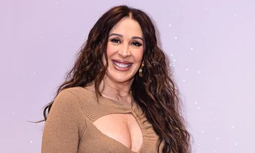 Claudia Raia usa vestido justíssimo de grife em teatro; saiba o preço