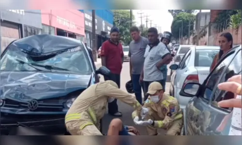 Motociclista tem fratura exposta após bater contra carro em Arapongas