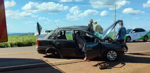 Corsa capotou após bater em Fusca