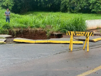 Cratera se formou no local após temporal