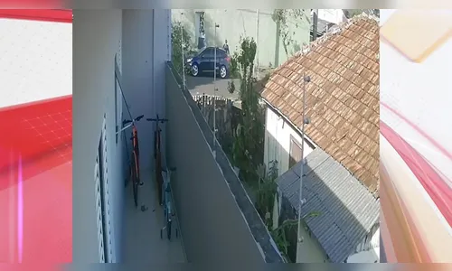 Vídeo mostra momento que residência é furtada em Apucarana