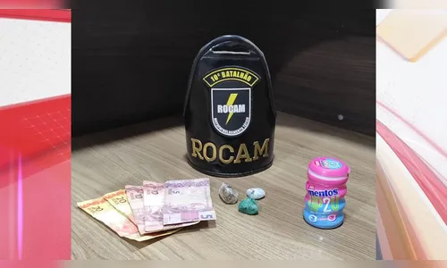 Jovem de 18 anos é flagrado pela PM vendendo droga em frente à igreja