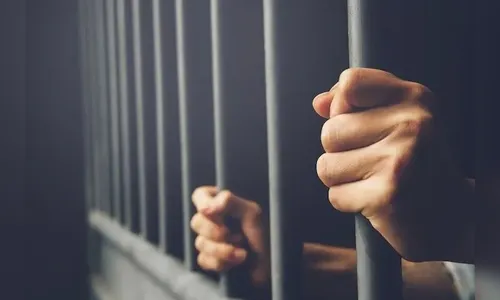 PM cumpre mandado e prende homem por posse ilegal de arma de fogo