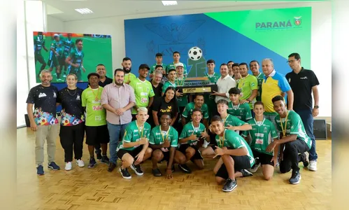 Governador do Paraná recebe jovens que levantaram a Taça das Favelas
