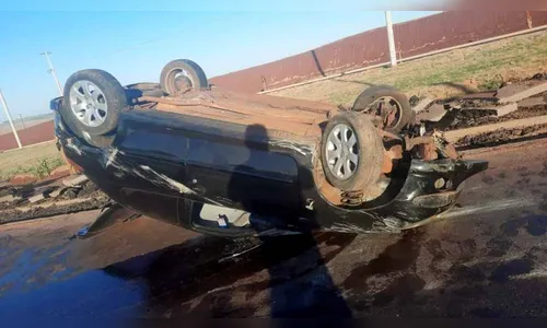 Motorista abandona Peugeot 206 após capotamento na PR-239