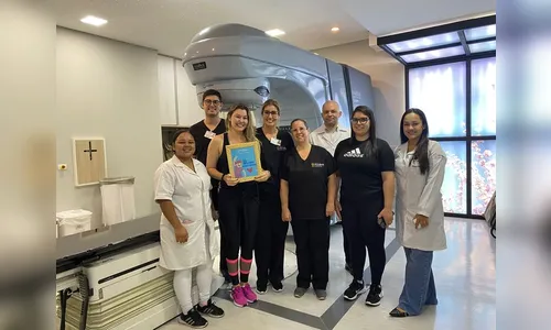 Enfermeira comemora última sessão de radioterapia em Apucarana