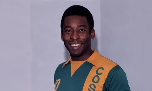 Pelé recebe homenagens do mundo do futebol um ano após sua morte