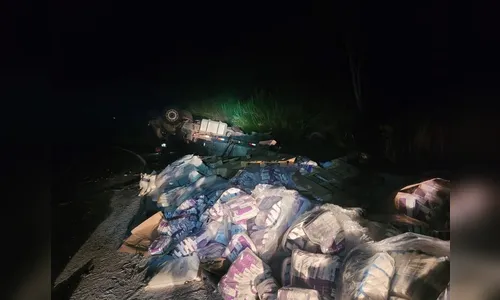 Caminhão carregado com açúcar tomba na BR-376 em Mauá da Serra