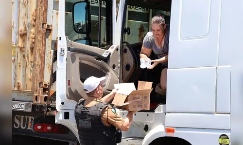 Forças de segurança auxiliam famílias durante congestionamento no PR