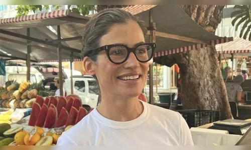 Gente como a gente! Renata Vasconcellos surge em feira de rua