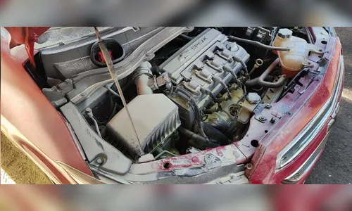 Carro pega fogo no centro de Apucarana um dia após deixar oficina