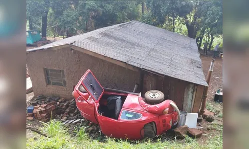 Idoso morre e filha fica ferida após Fusca capotar em Rio Bom