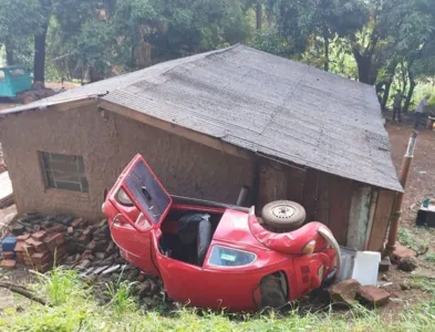 Fusca capotou na zona rural de Rio Bom