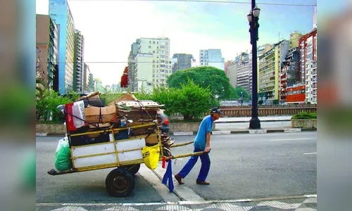 Catadores de recicláveis reivindicam pagamento fixo pela coleta