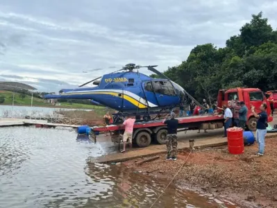 Helicóptero foi retirado após queda no Lago nas Furnas