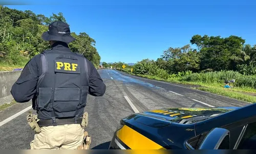 Colisão entre carro e caminhão interdita a BR-277; uma pessoa morreu