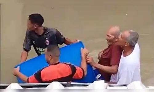 RJ: idosos são resgatados em lata de lixo e colchão durante alagamento