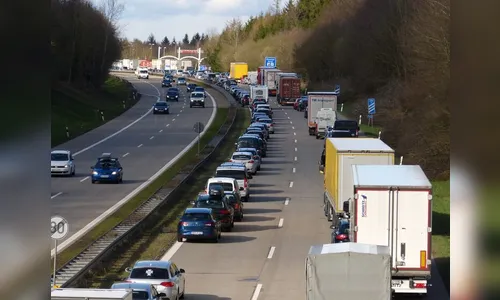 Acidente com oito veículos gera fila quilométrica na BR-376 no Paraná