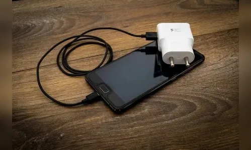 Mulher pede para usar banheiro e furta celular de vizinho em Arapongas