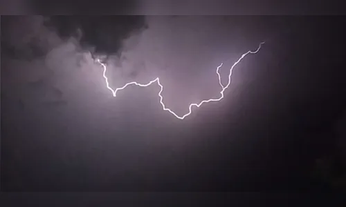 Impressionante: vídeo mostra tempestade com raios em Apucarana